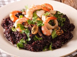 Пържен черен императорски ориз със скариди и миди в уок тиган - снимка на рецептата